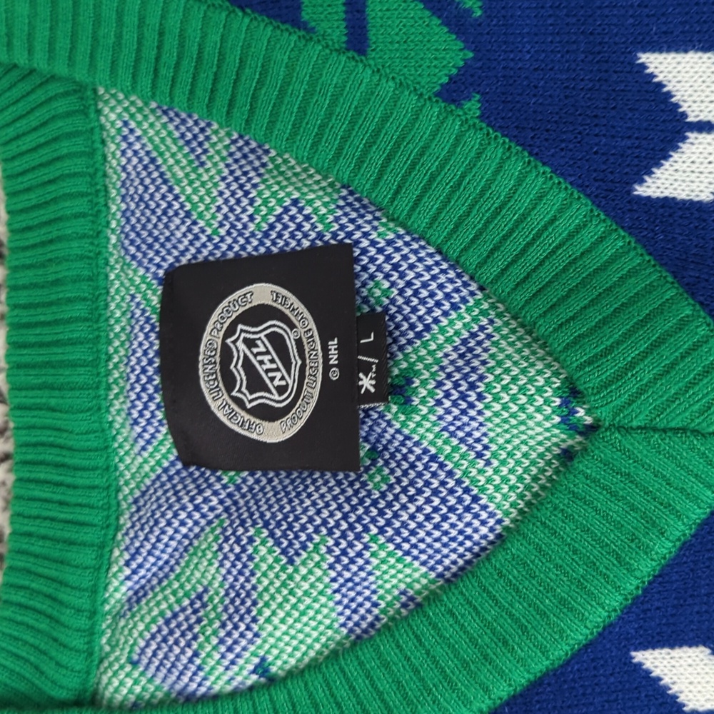 Vancouver Canucks Women's Christmas NHL sweater size Large New - Picture 4 of 10